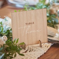 houten tafelnummers  tafelschikking huwelijk bruiloft